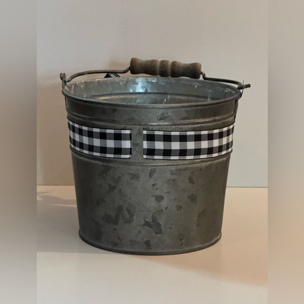 🔥Clearance- NWT Burton+Burton Metal Galvanized Bucket With Checkered Ribbon - Picture 6 of 12
